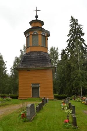 Hirvensalmen seurakunnan vanha kellotapuli on saanut nykyisen hahmonsa 1783. Kuva: Aada Mustonen 2012.